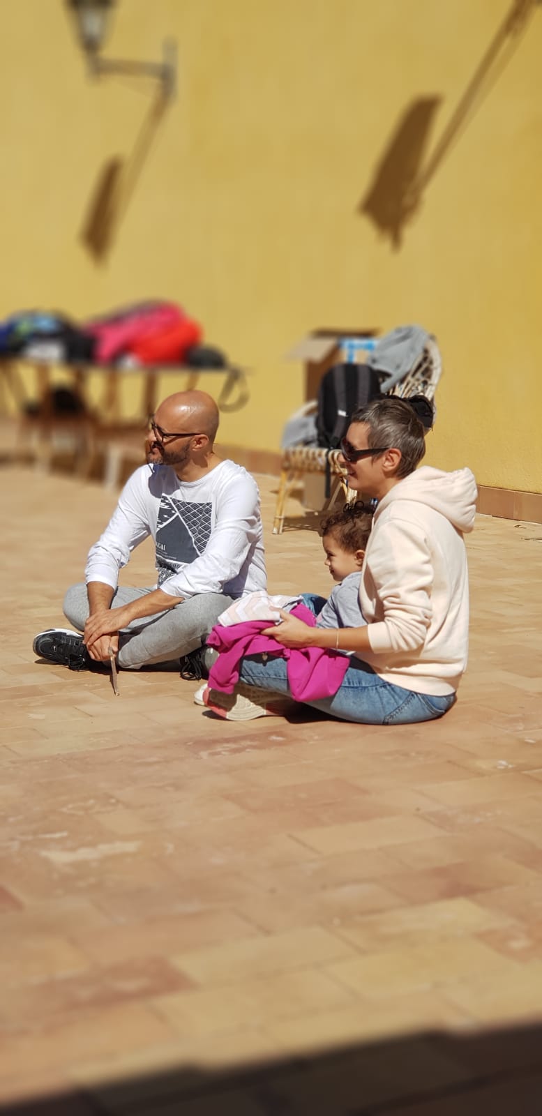 Verso orario di pranzo, Irene e la piccola Emma raggiungono Max, Operatore Amministrativo